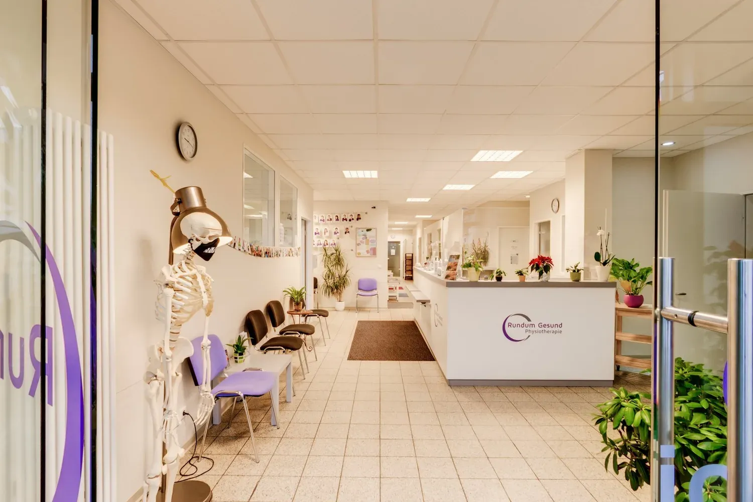 Empfangstresen und Wartebereich der Physiotherapiepraxis in der Wittenauer Straße