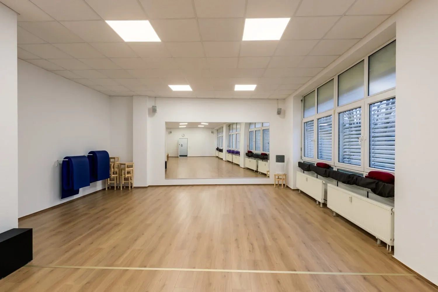 Kursraum 1 im RehaSport-Studio am Eichhorster Weg mit Holzboden und Spiegelwand