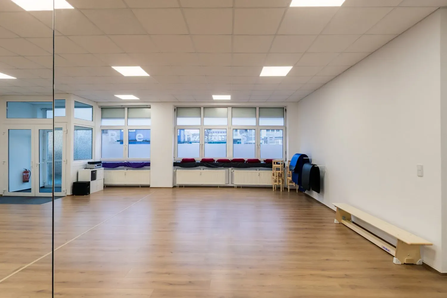 Kursraum 2 im RehaSport-Studio mit Spiegelwand und Sitzbänken