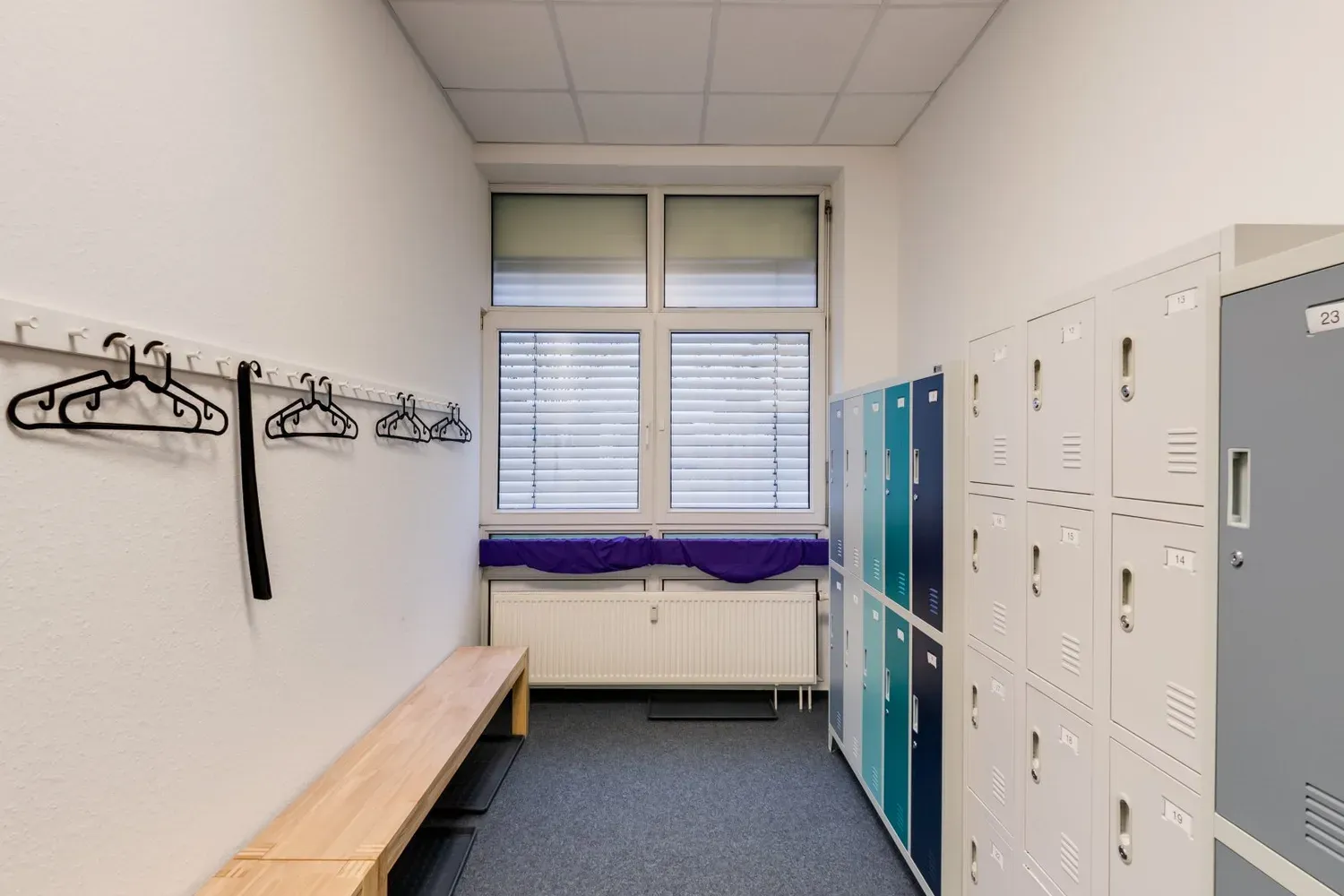 Umkleide mit Spinden und Sitzbank im RehaSport-Studio